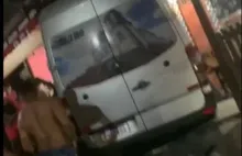 Imagem ilustrativa da imagem Vídeo: pai e filha são atropelados por van desgovernada no Subúrbio