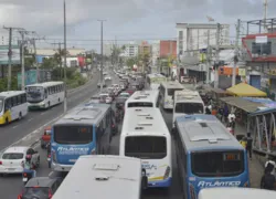 Trânsito é complicado na Estrada do Coco