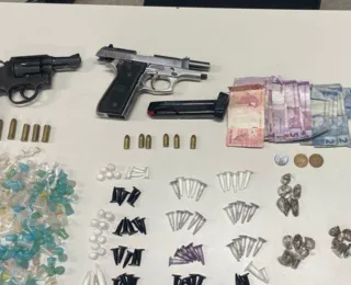 Armas, munições e drogas são encontradas com líder de facção