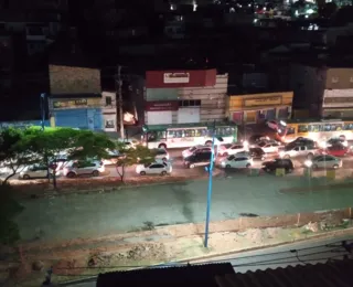 Vídeo: caminhão tomba em poste e causa congestionamento