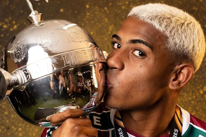 Kenedy beija o troféu da Copa Libertadores