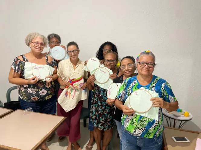 As mulheres da Península de Itapagipe se unem para aprender bordado a mão