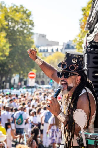 O desfile aconteceu pelas ruas de três bairros de Paris: saiu da Praça da República, passou pela Ópera Garnier até chegar na Igreja de “la Madeleine”