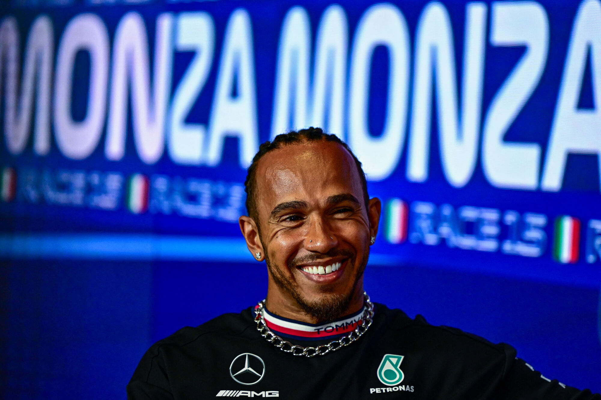 Lewis Hamilton renova com a Mercedes até 2025 A TARDE