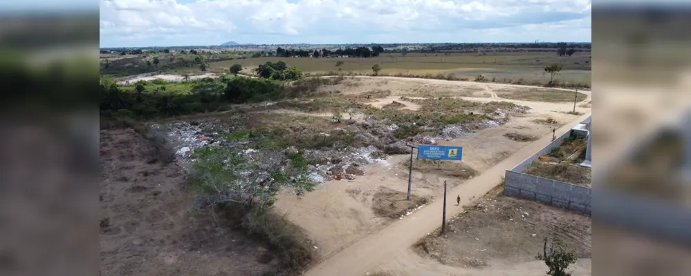 Imagens aéreas da região, obtidas pelo Portal A TARDE, mostram o terreno sem empreendimentos e com a presença de vegetação arbustiva