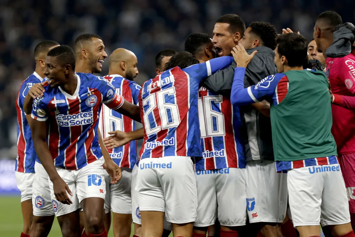 Jogadores do Bahia comemorando gol marcado sobre o Corinthians