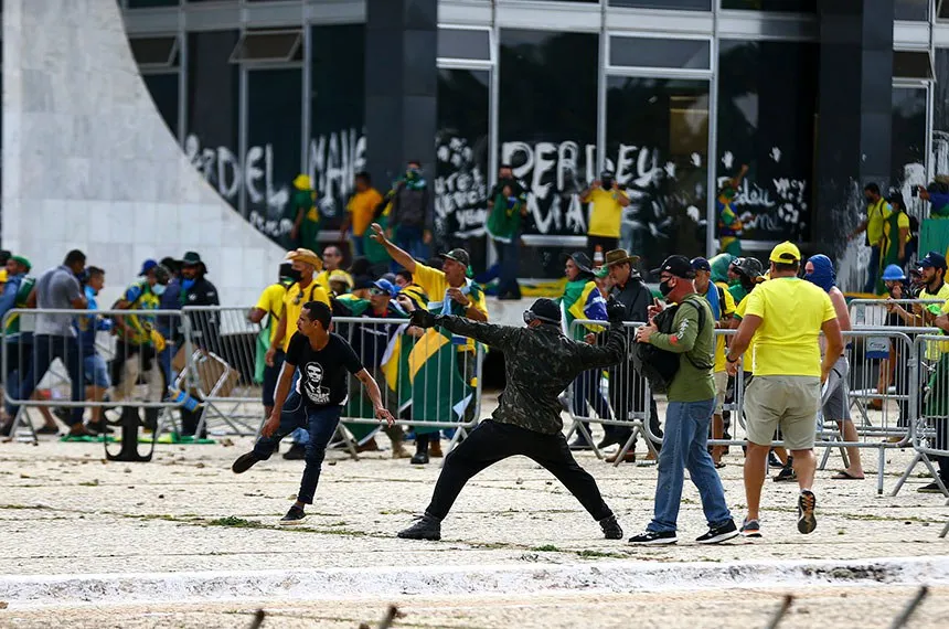 Invasão aos Três Poderes é um dos capítulos mais sombrios da jovem democracia brasileira.