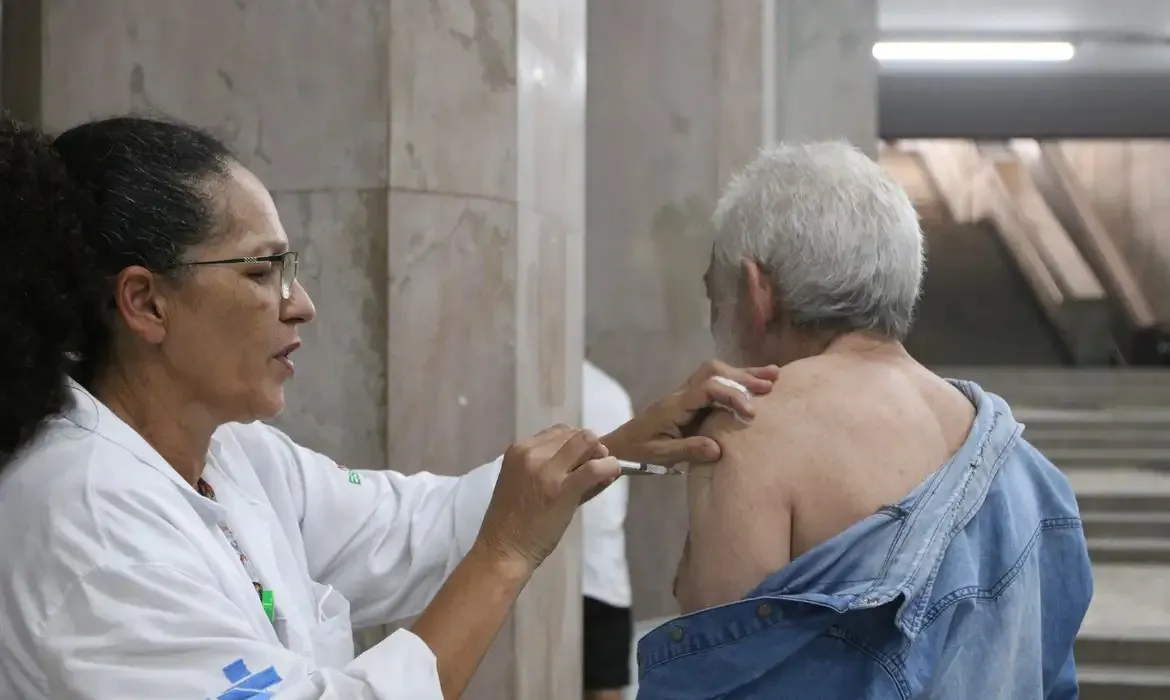 Campanha Nacional de Vacinação contra a covid-19 no Brasil começou em 18 de janeiro de 2021