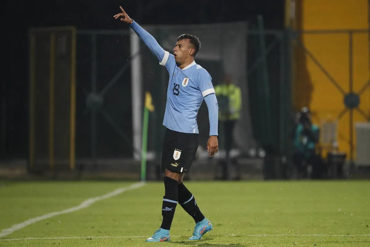 Luciano Rodriguez em ação pela seleção uruguaia