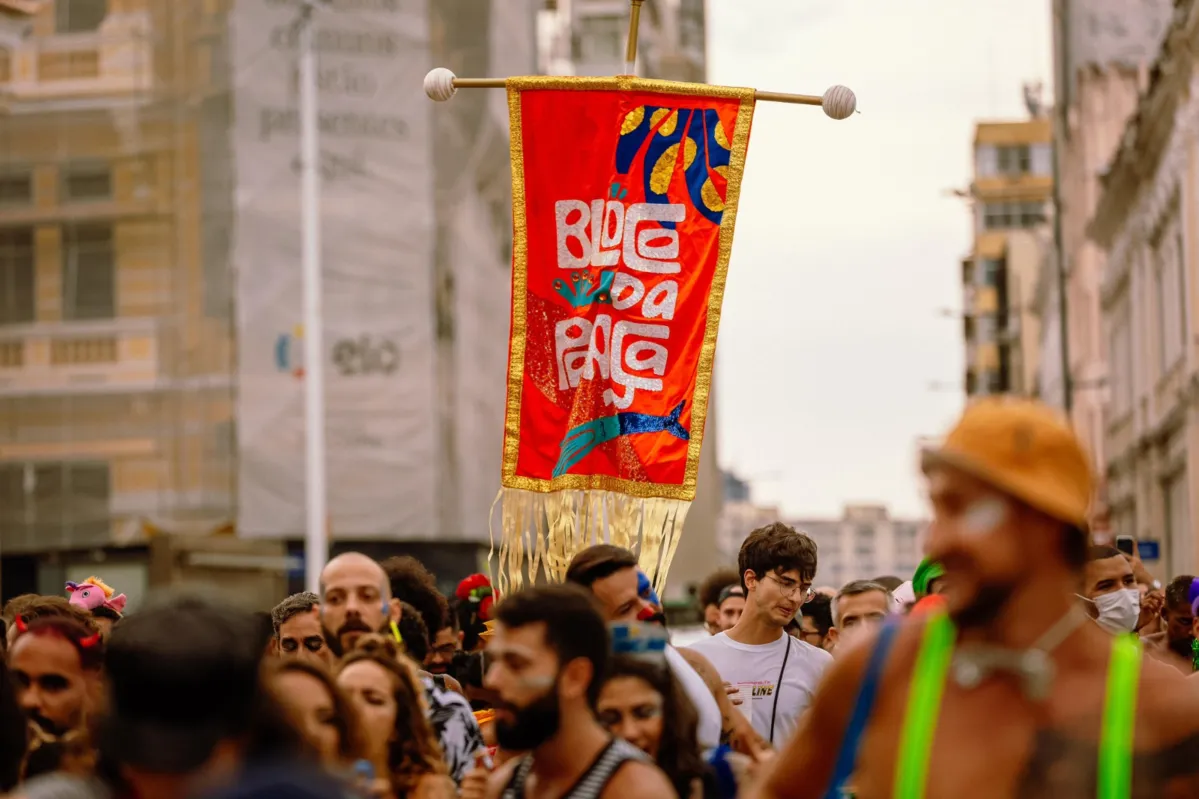 Imagem ilustrativa da imagem Bloco da Praça promove baile Carnaval Tropical à fantasia neste sábado
