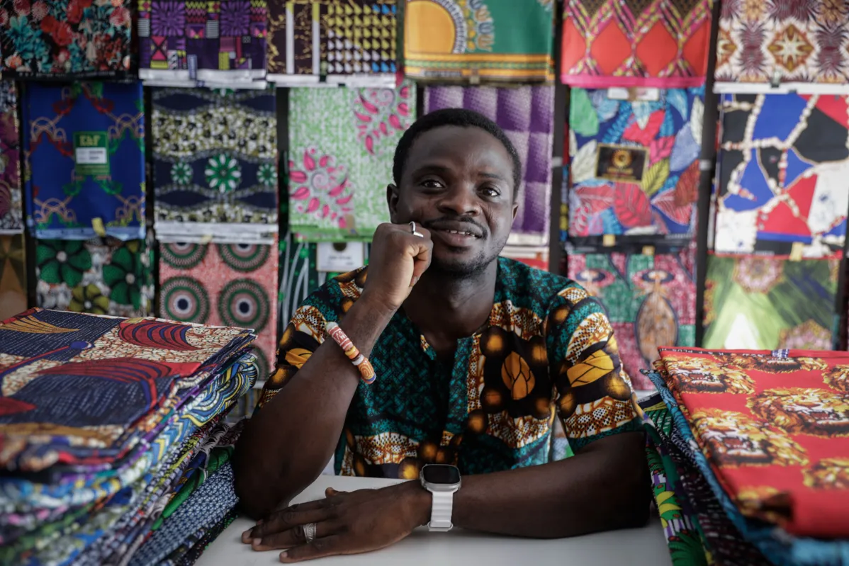 Nigeriano Taofik possui loja de tecidos no Curuzu