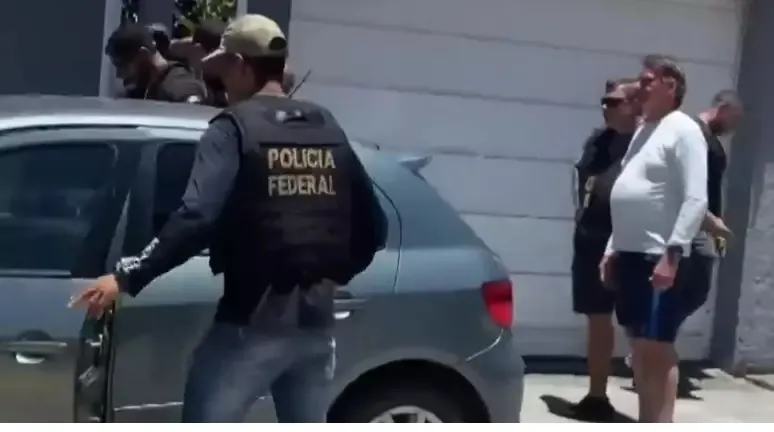 Jair Bolsonaro e Carlos Bolsonaro na residência de Angra dos Reis após ação da PF