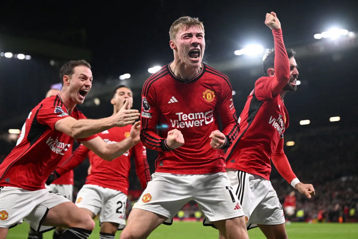 Jogadores do Manchester United comemorando virada na Premier League
