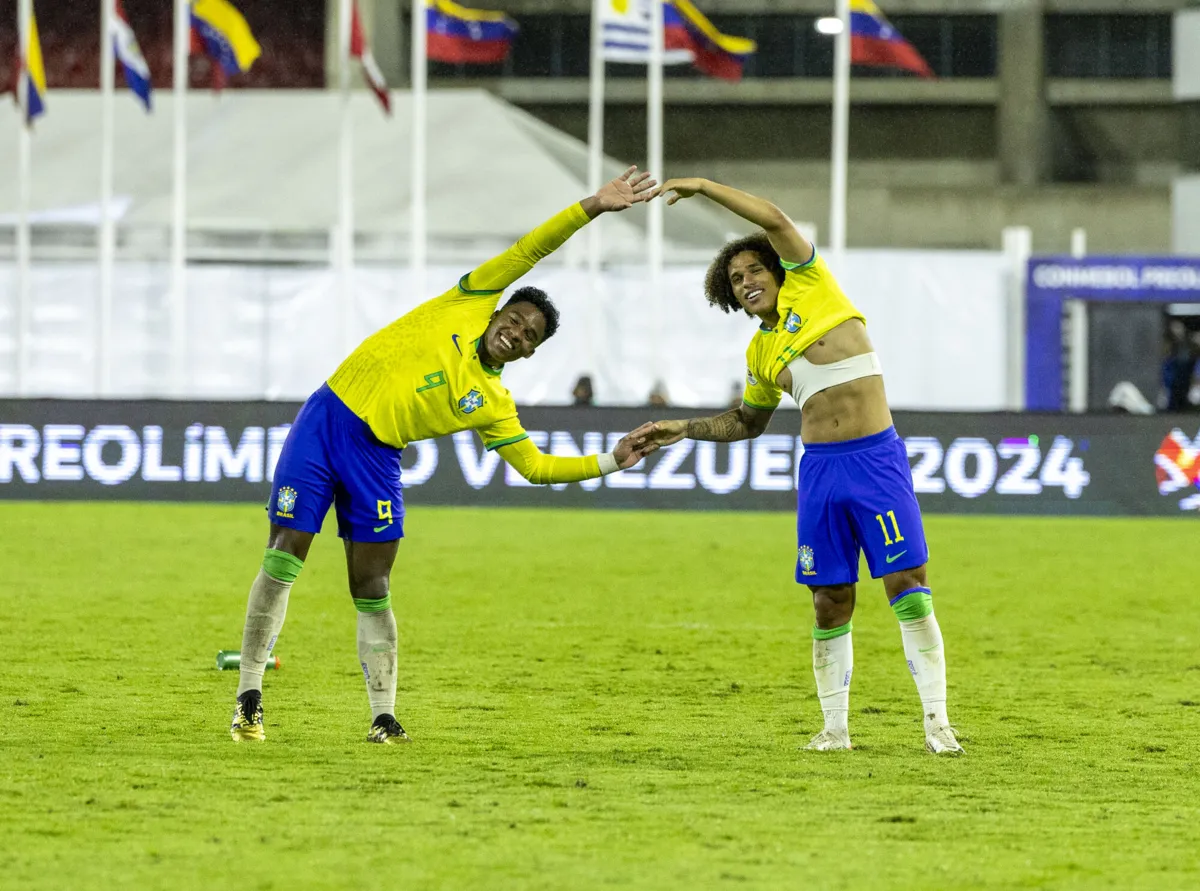 Endrick e Guilherme Biro comemoram segundo gol do Brasil