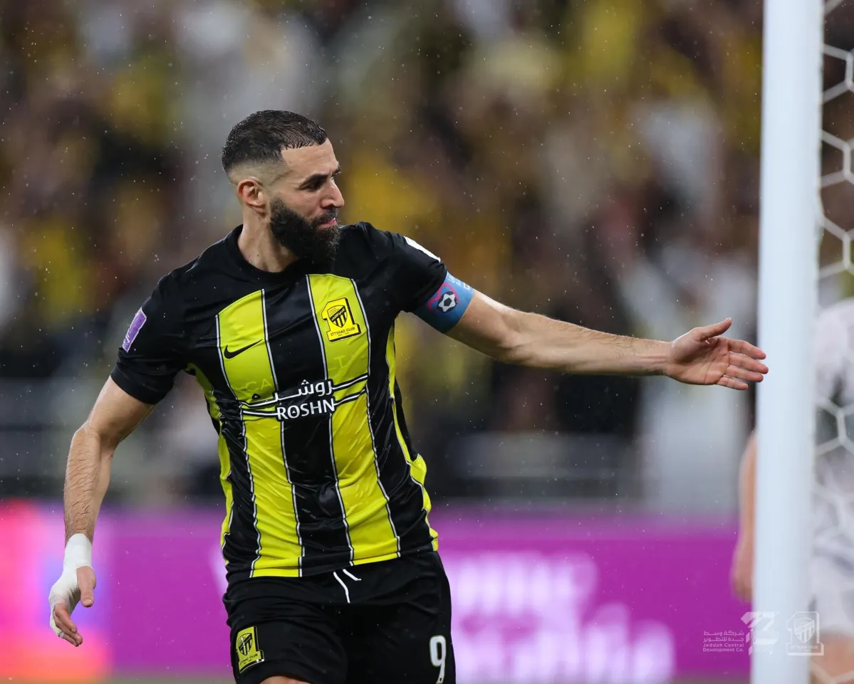 O francês Karim Benzema comemora seu gol marcado contra o Auckland City