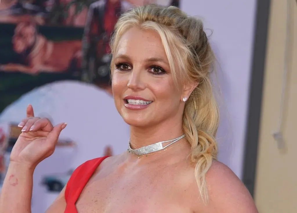 Britney também rebateu teorias de que sua autobiografia foi lançada sem o seu aval