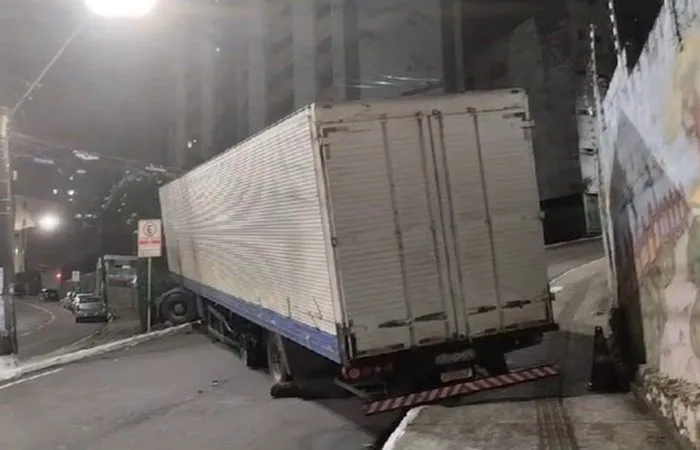 O caminhão de carga levava produtos de limpeza e tinha como destino um supermercado na região