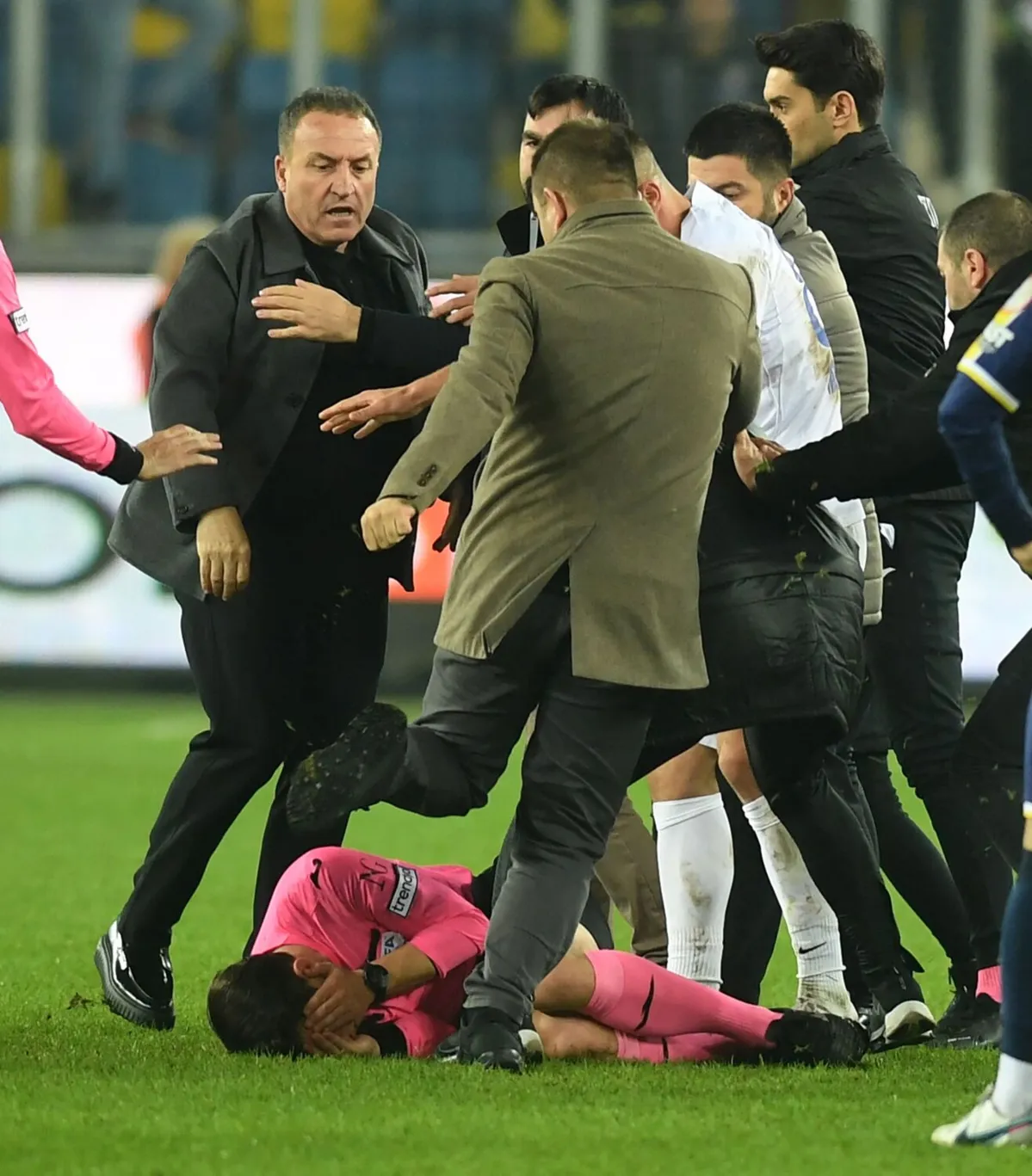 Árbitro é agredido no Campeonato turco
