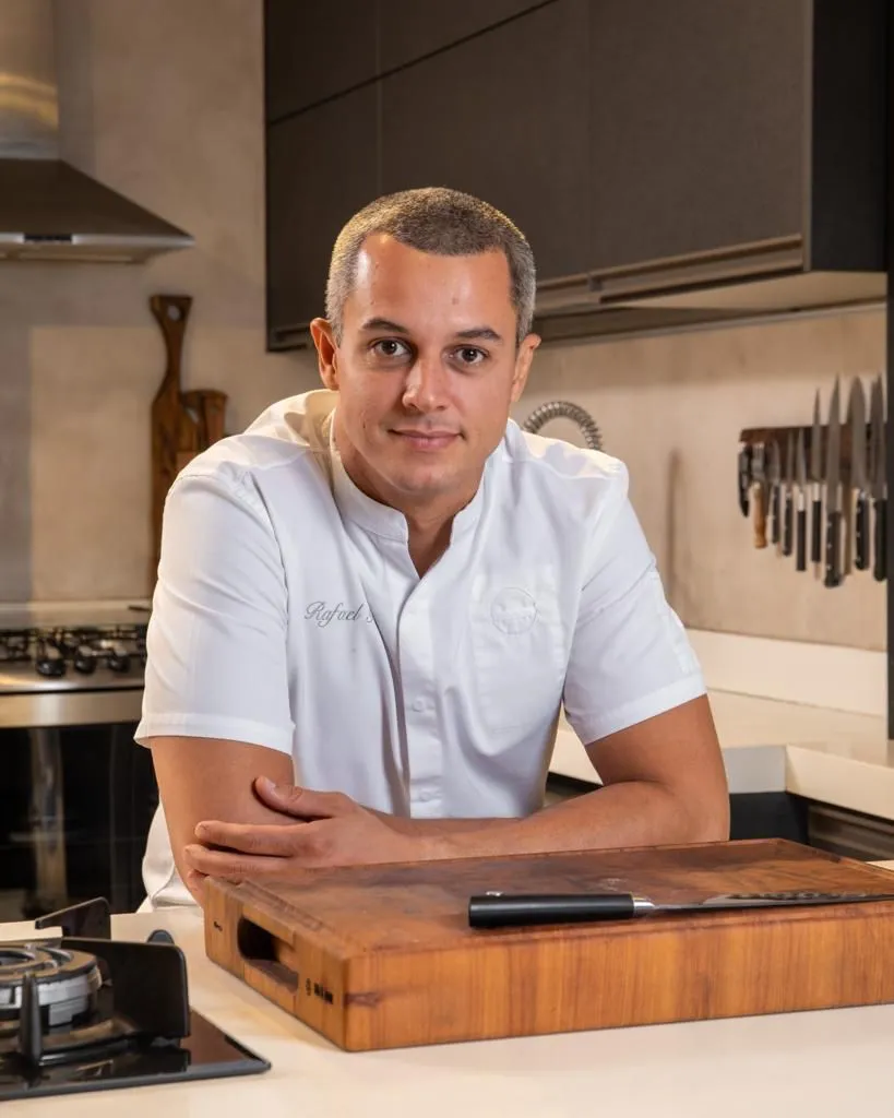 O niteroiense, eleito chef do ano pela Veja Rio 2023, traz em sua culinária receitas criativas e surpreendentes e possui três restaurantes