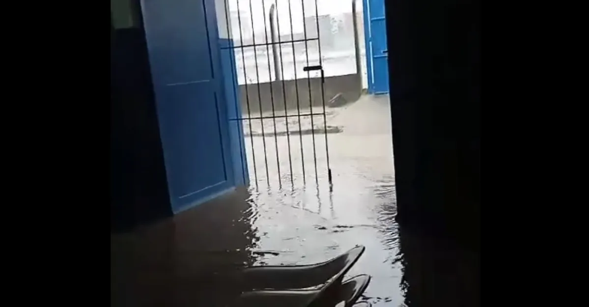 Unidade de saúde em Feira de Santana é tomado pela água