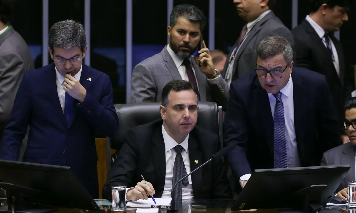 O texto mantém a meta de déficit fiscal zero, conforme propôs a equipe econômica do presidente Lula