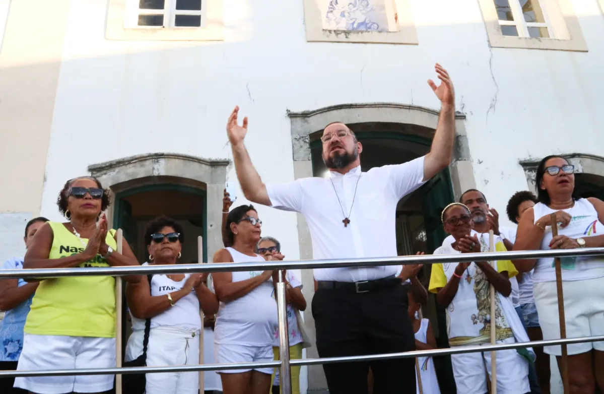 Na foto:Gil, atual padre da igreja Nossa Senhora da Conceição da praia de Itapuã falando para os fiéis (este ano as portas da igreja foram abertas antes do samba)
