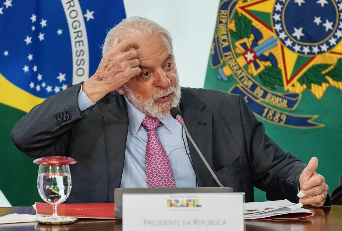 O presidente Lula se reúne com o ministro do Esporte, André Fufuca, acompanhado de uma comitiva oficial da Fifa. Esta comitiva realiza visita de inspeção ao Brasil no contexto do processo de candidatura do país para sediar a Copa do Mundo Feminina da FIFA 2027.