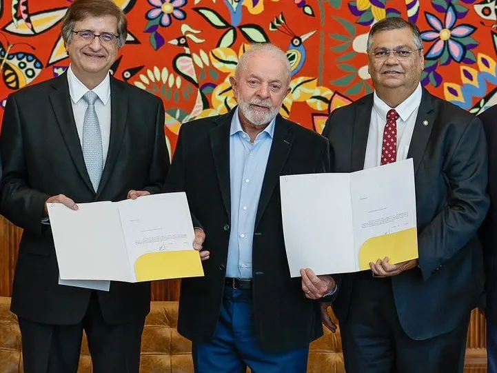 Presidente Lula (PT) ao lado dos indicados a PGR e ao STF, Paulo Gonet e Flávio Dino, respectivamente