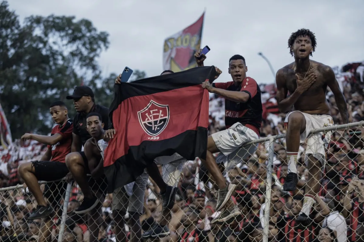 Torcida única no Barradão, rubro-negros comemoram a vitória por 3 a 2 sobre o Bahia