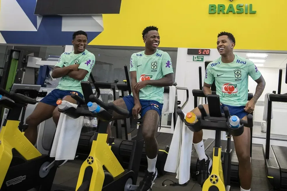 Endrick, Vini Jr e Rodrygo durante treino com a Seleção Brasileira