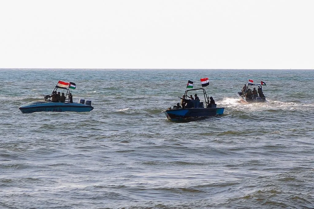Membros da Guarda Costeira do Iêmen ligados ao grupo Huthi patrulham o mar, em 4 de janeiro de 2024