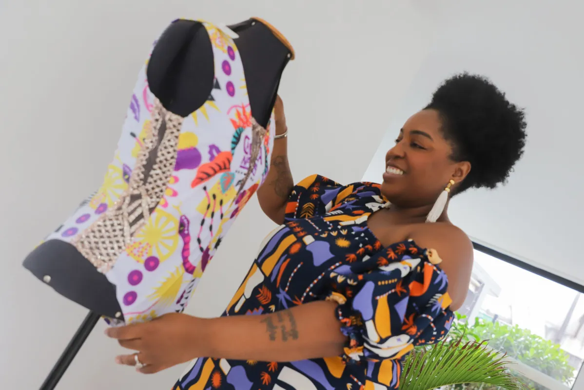 Designer Najara Black começou a customizar abadás antes mesmo de entrar na faculdade de moda