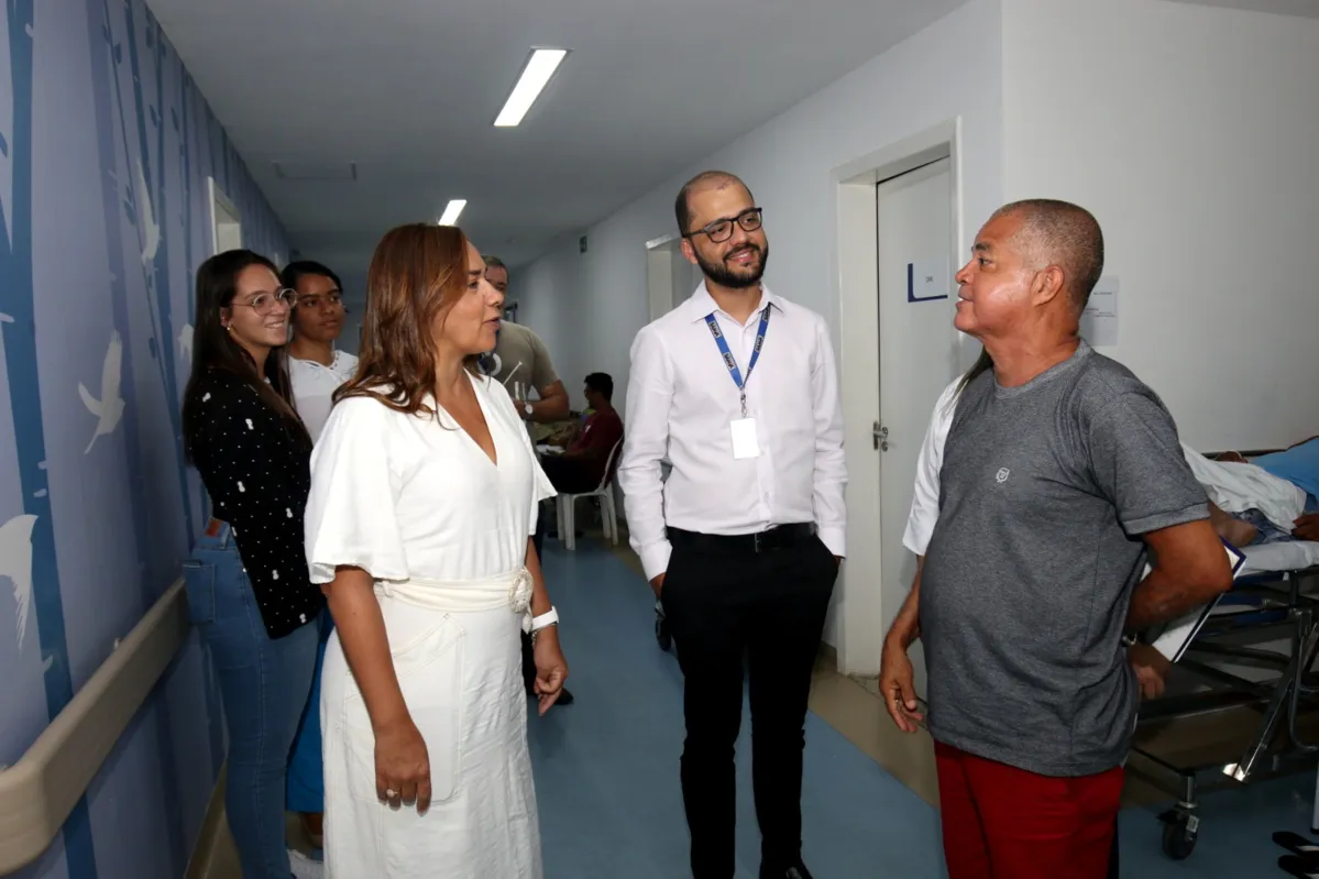 Roberta Santana faz inspeção no Hospital Geral Menandro de Faria