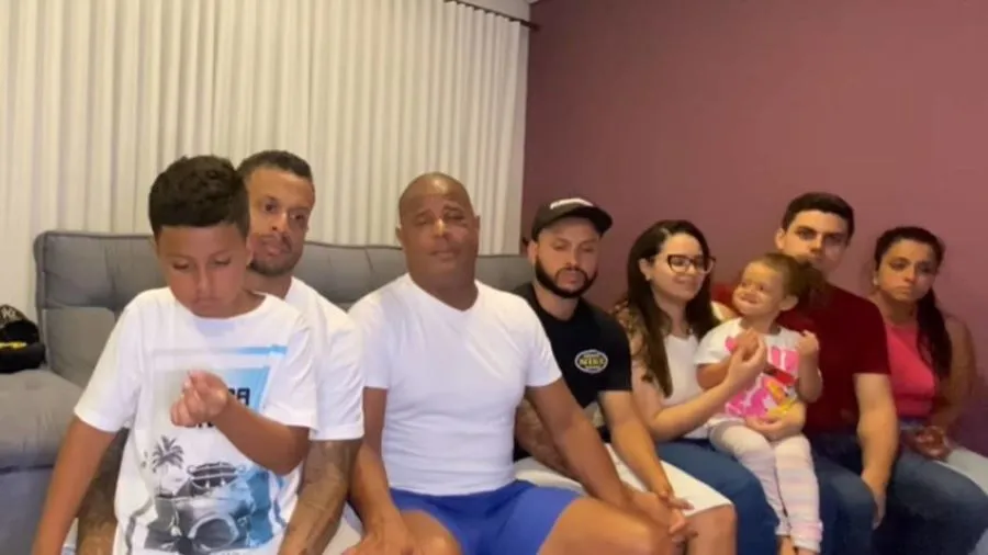 Em casa, o ex-jogador publicou um vídeo com a presença da família