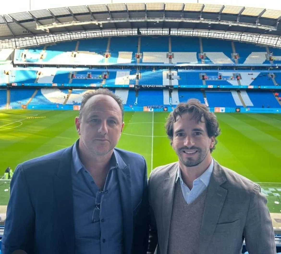 Rogério Ceni ao lado do auxiliar Charles Hembert no estádio do Manchester City