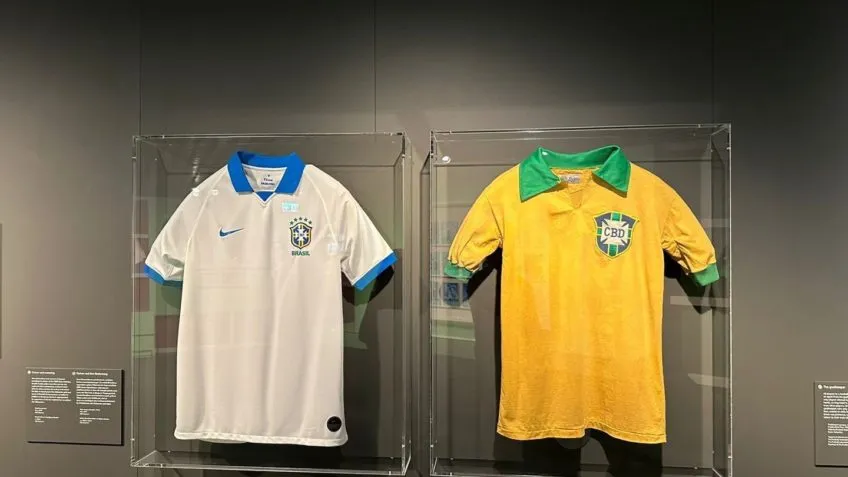 Camisas da seleção brasileira de futebol expostas no Museu da Fifa