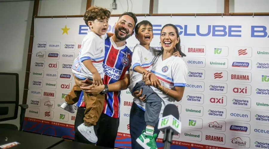 Everton Ribeiro com família na apresentação
