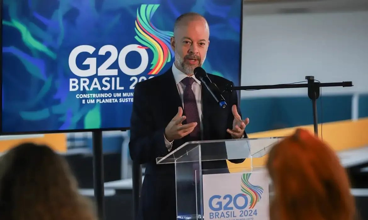 O coordenador brasileiro do Grupo de Trabalho (GT), Marden Barboza, durante coletiva para apresentar um balanço da reunião do grupo de Trabalho de Infraestrutura do G20 – que integra a Trilha de Sherpas – encerra reunião técnica de dois dias realizada por videoconferência, da sede do G20, em Brasília