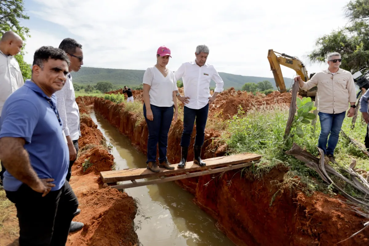 Governador estava ao lado do titular da Casa Civil, Afonso Florence, e o superintendente de Proteção e Defesa Civil da Bahia, Heber Santana