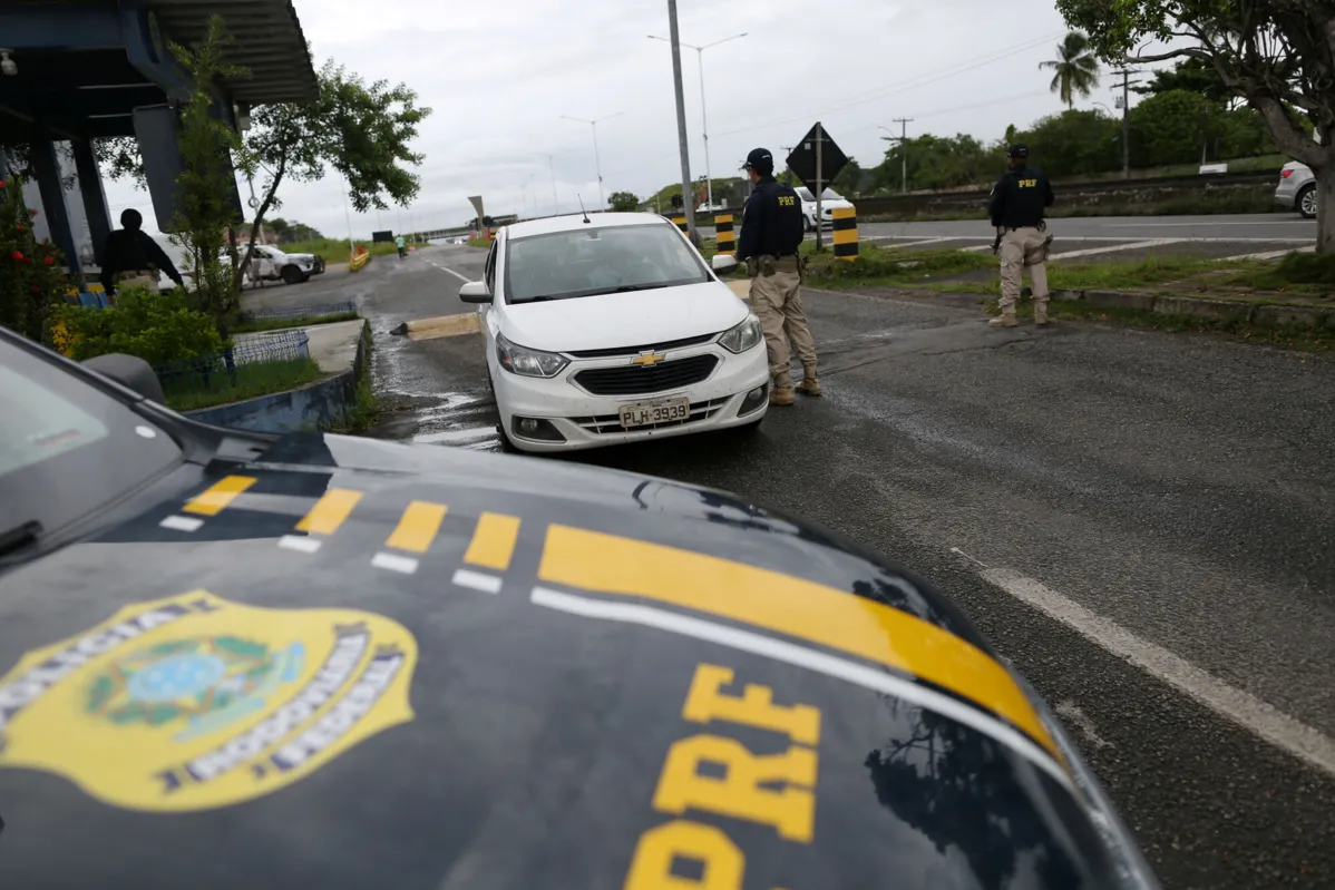 SALVADOR
O esquema para quem vai pegar a estrada ou para quem vai ate a ilha na Semana Santa já esta montado pela Policia Rodoviaria Federal e a concessionaria Via Bahia, que este ano trabalham em conjunto. Para quem vai pegar a estrada pela rodoviaria, a Agerba tambem montou um esquema especial, alem do ferry para quem pretende ir ate a ilha celebrar a Semana Santa.
Na foto: Ação da Policia Rodoviaria Federal na BR-324.
Foto: Raphael Muller / Ag. A TARDE
Data: 05/04/2023