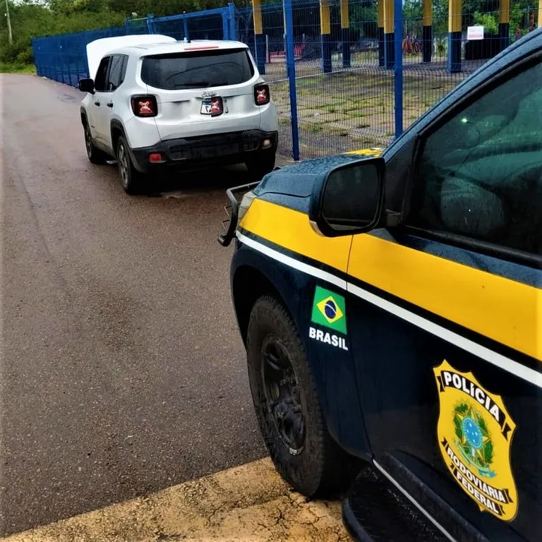 Questionado, o condutor esclareceu que alugou o carro em Salvador com o intuito de fazer uma viagem até a cidade de Petrolina