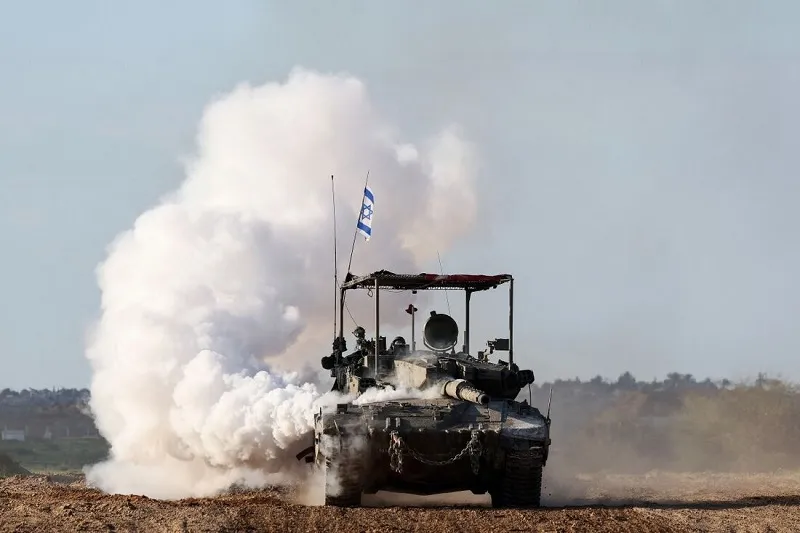 Tanque do exército de Israel avança ao longo da fronteira com a Faixa de Gaza