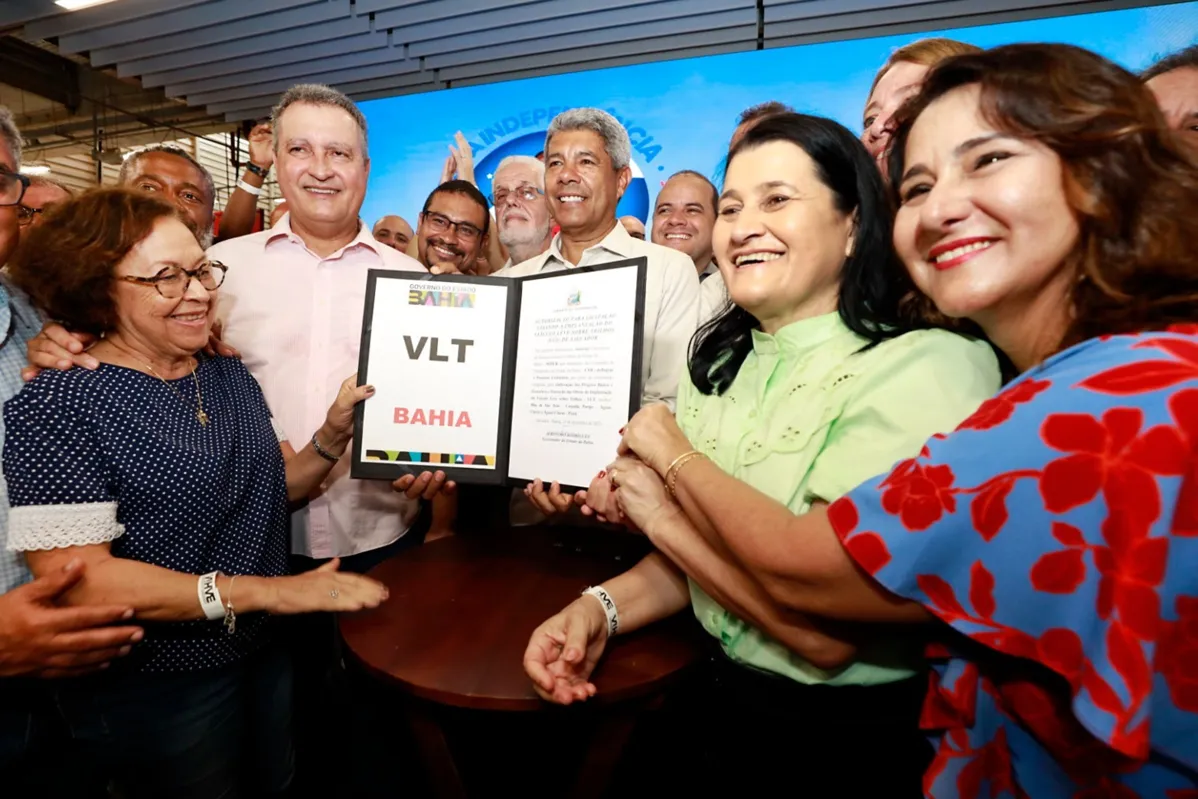 Jerônimo assinou junto ao ministro Rui Costa e à secretária Jusmari Oliveira a autorização para licitar o novo VLT de Salvador