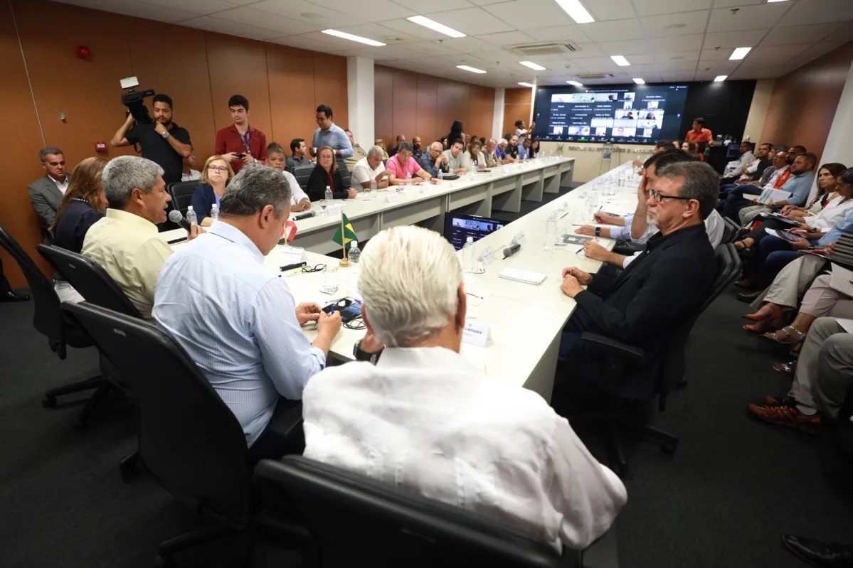 Jerônimo teve a companhia da secretária Roberta Santana, ministro Rui Costa, senador e  Jaques Wagner. A ministra Nísia Trindade participou por vídeo.