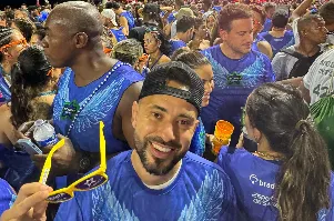 Éverton Ribeiro nas ruas de Salvador durante o Carnaval.