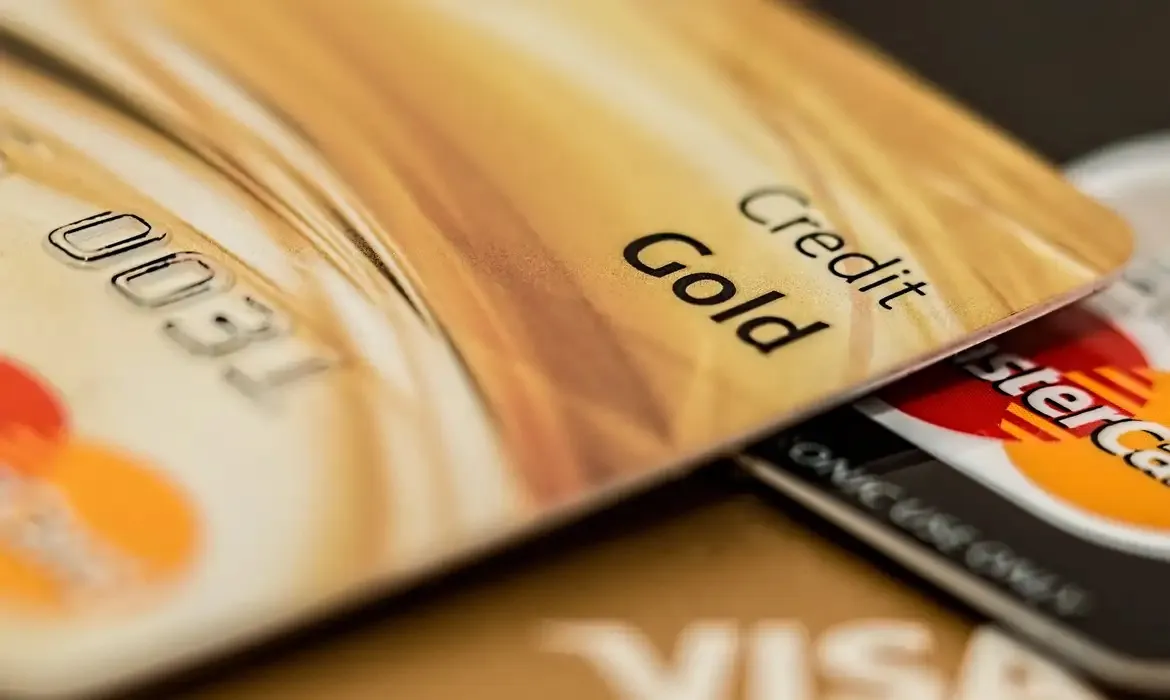 Começaram a valer a partir de fevereiro de 2024, as novas regras que limitam os juros do rotativo do cartão de crédito