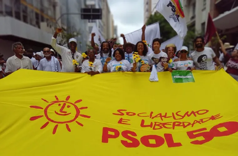 Kleber Rosa participou do cortejo no " Bloco do PSOL" ao lado da pela pré-candidata a vice na chapa, Miralva Alves