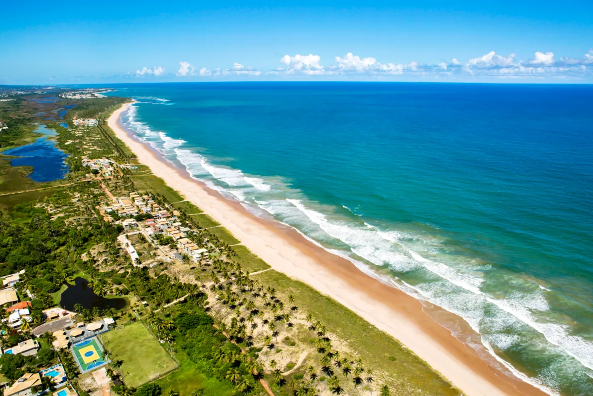 De Lauro de Freitas até Mangue Seco, 193 quilômetros de extensão litorânea são formados por praias paradisíaca