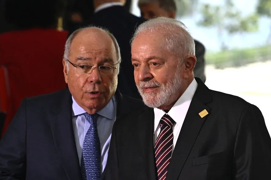 Lula participa de reunião com Mauro Vieira no Alvorada