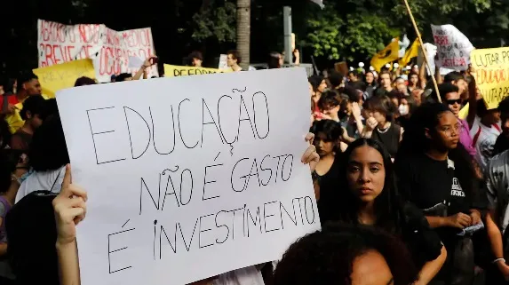 A formação básica é a parte comum do currículo dos estudantes de todo país